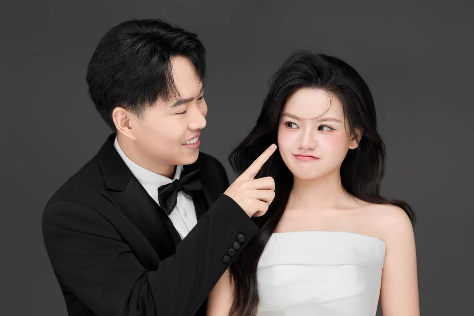 康凌辉与刘卿俏皮互动的婚纱照